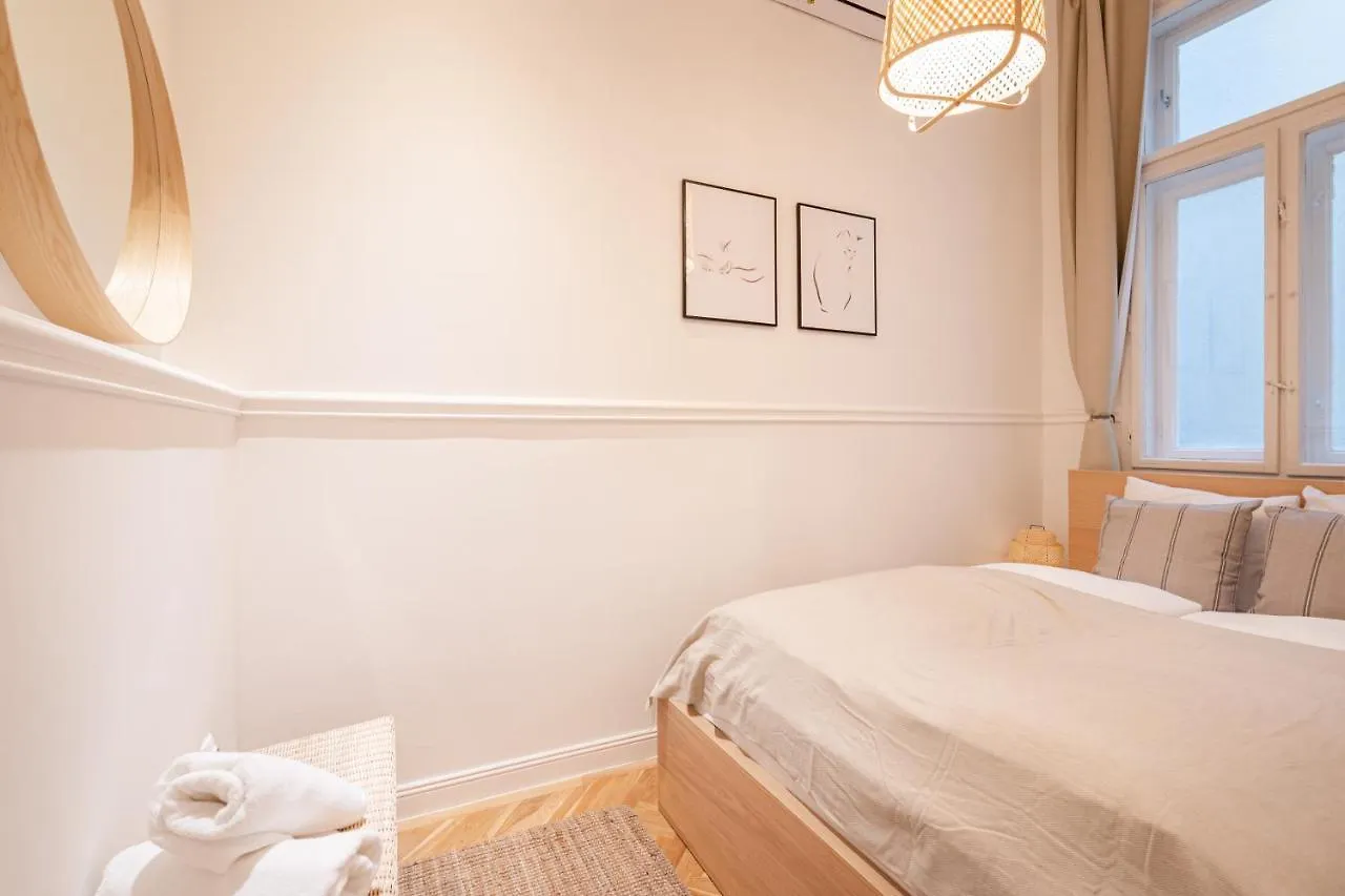 Sassy Lee Apartment Budapest 0*,